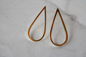 white daisy heart dangle earrings