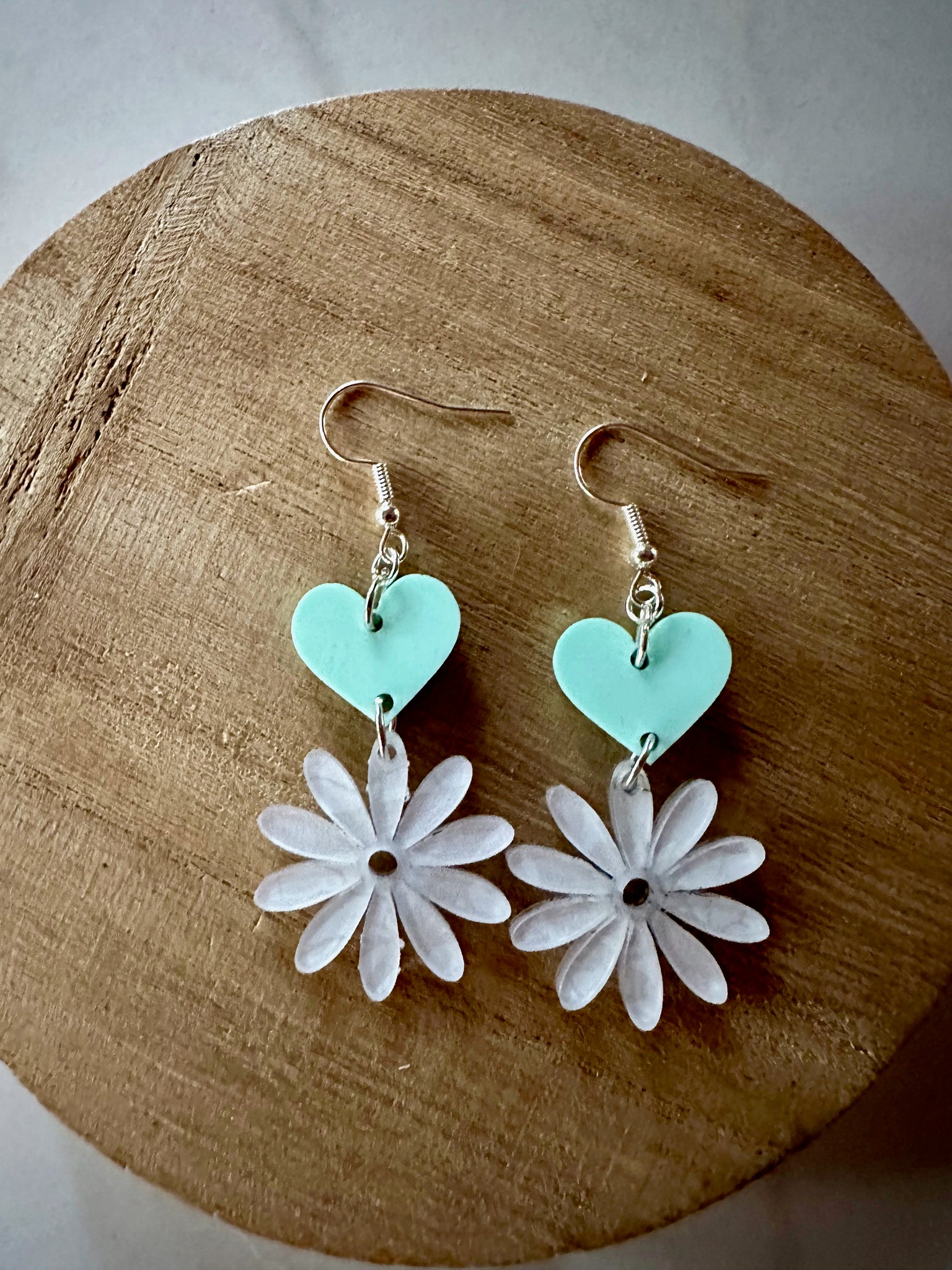 white daisy heart dangle earrings