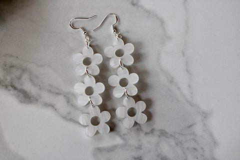 white daisy dangle earrings