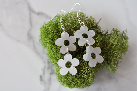white daisy dangle earrings