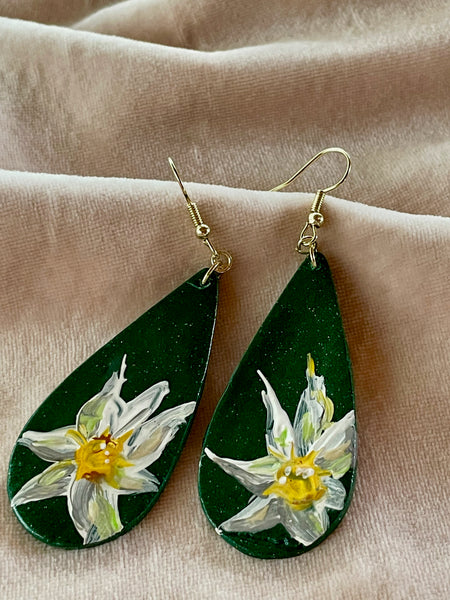 hand painted daisies polymer clay earrings