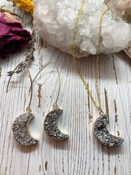silver crescent moon druzy necklace // crescent moon // moon necklace // crescent moon necklace // silver druzy // holiday // christmas