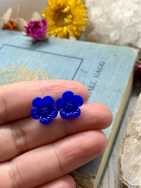 blue daisy flower earrings // stud earrings // hypoallergenic // holiday // gift // summer jewelry