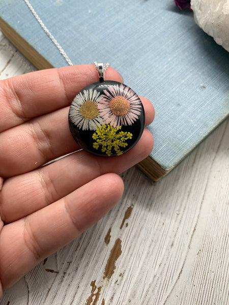 daisy wildflower necklace // gift for her // real wildflower // dried flower necklace // holiday // summer jewelry // gift
